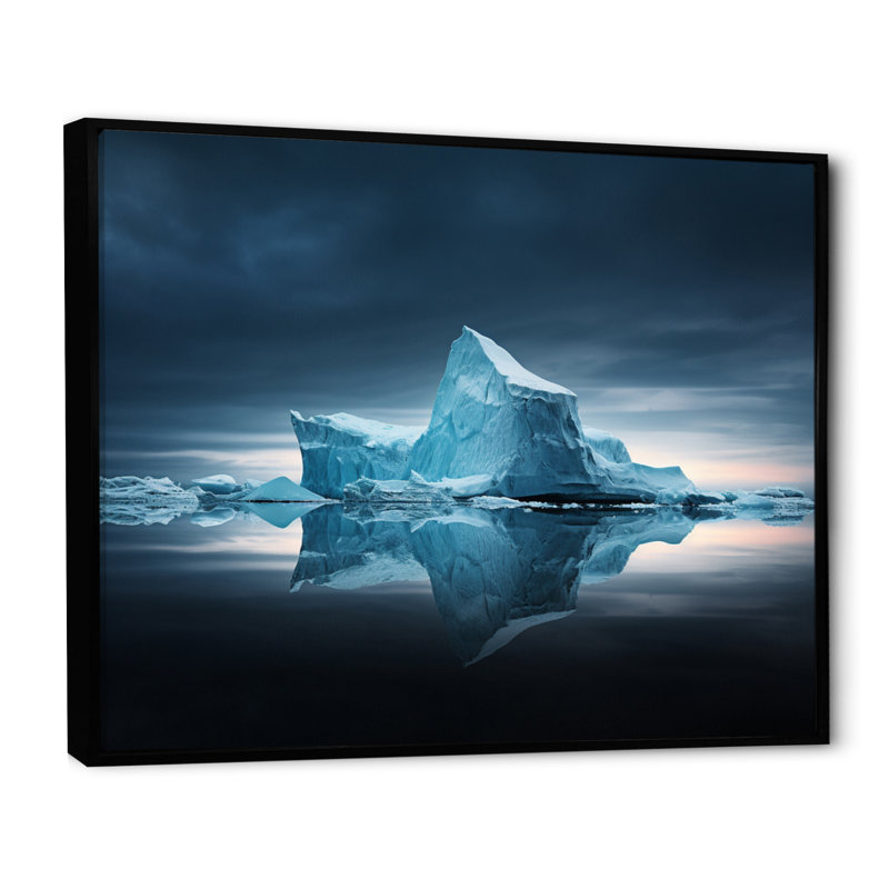 Réflexions de cristal d'iceberg bleues et noires, Cadre flottant noir, 24" H x 32" W
