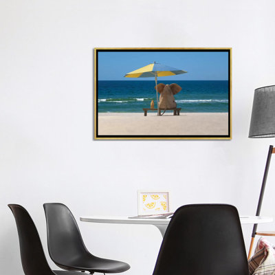 Éléphant et chien assis sous un parasol dans la plage de la mer par Mike Kyiv - reproduction d'art