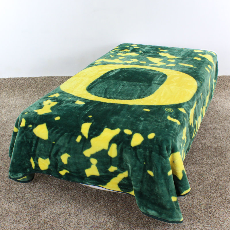 NCAA Knitted Throw Blanket, Oregon