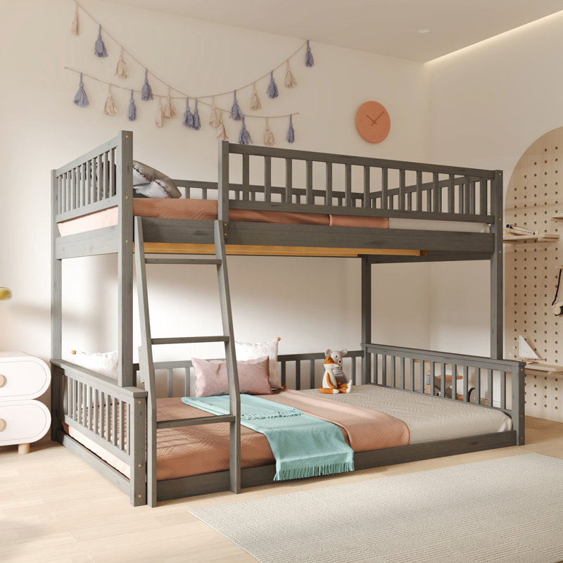 Lit double superposé au-dessus d'un grand lit double gris - Supporte les matelas sans glissières avec barrières de sécurité pour éviter les accidents pendant le sommeil