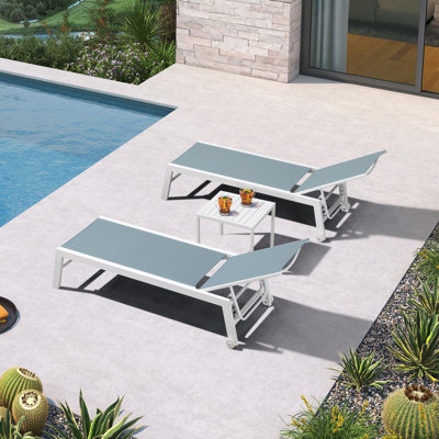 Chaise longue d'extérieur en aluminium blanc 2 pièces Ebern Designs