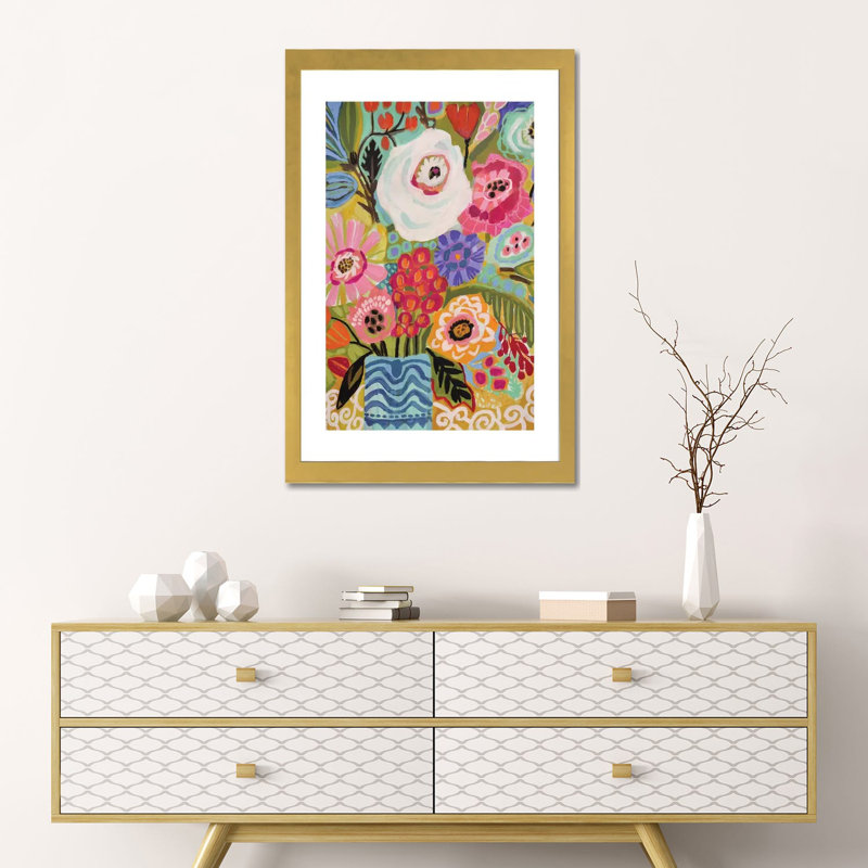 Fleurs fraîches dans un vase II par Karen Fields - reproduction d'art, Papier encadré doré, H 24 po x l 16 po x P 1 po, Blanc