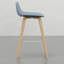 2 tabourets de comptoir - siège et dossier incurvés, tissu bleu denim, pieds, repose-pieds pour un style équilibré de style Mid-Century, revêtement, structure avec