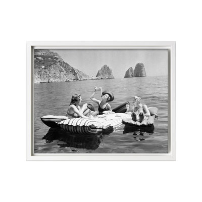 Femmes mangeant des spaghettis sur le lac