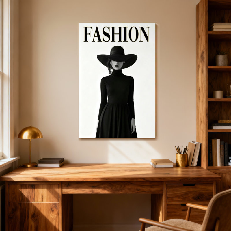 Mannequin en robe noire et chapeau, H 18 po x l 12 po