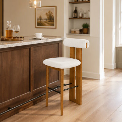 Ensemble de tabourets de bar d'intérieur rembourrés fabriqués à partir de bois provenant de sources durables, idéal pour divers styles d'intérieur et sièges confortables