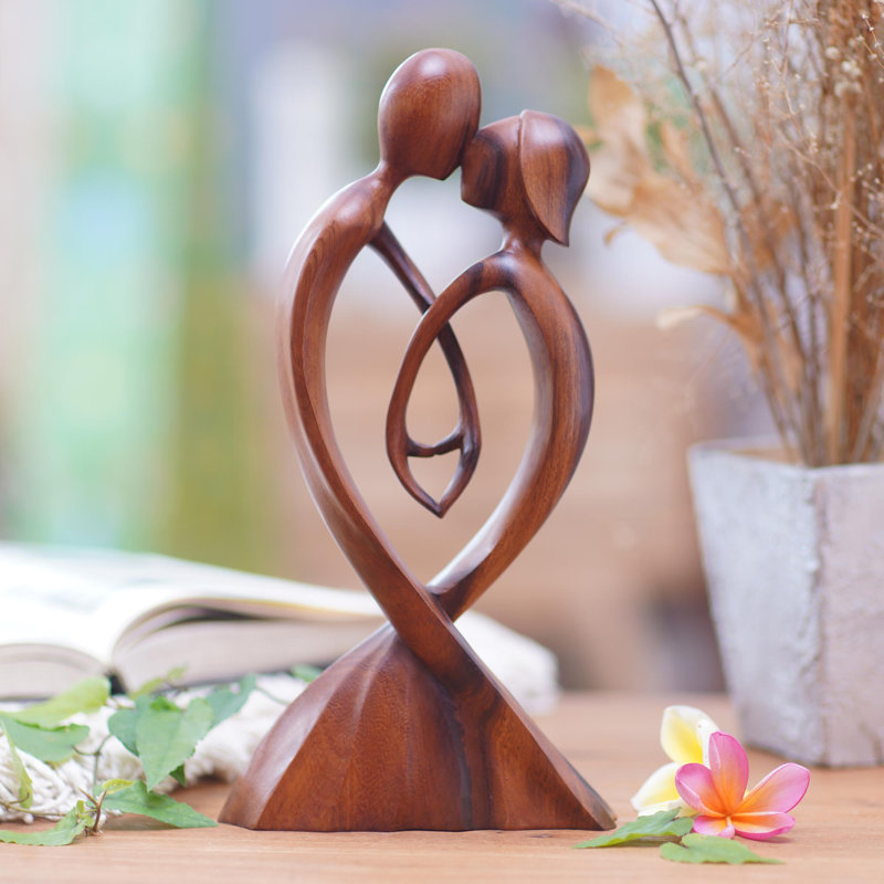 Statuette en bois faite à la main à portée de main