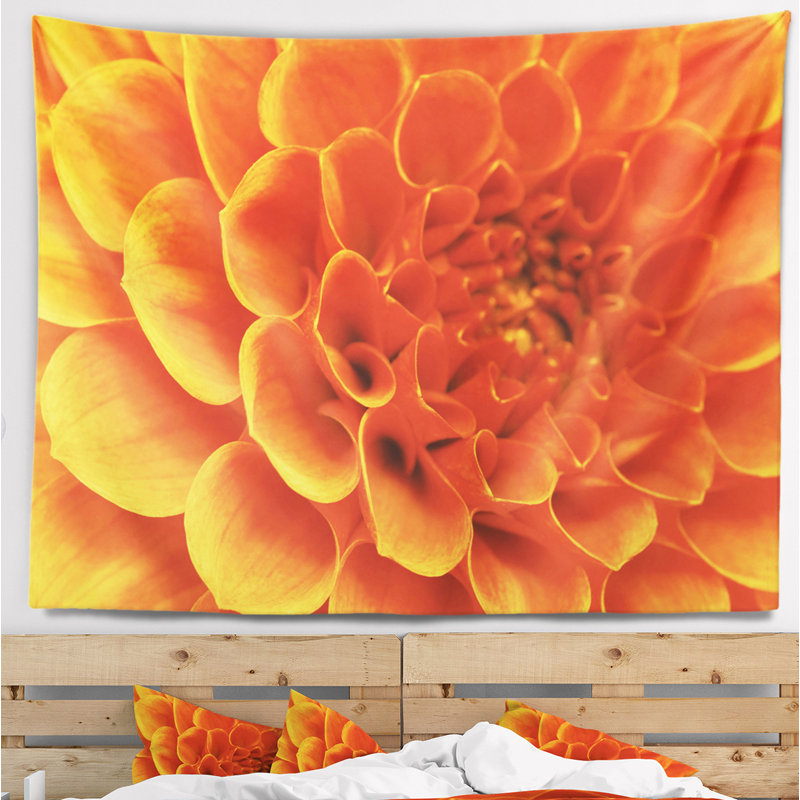 Tapisserie florale grande fleur orange et pétales, H 32 po x l 39 po