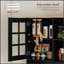 Armoire de cuisine autoportante avec huche, grand comptoir et portes en verre pour un rangement et une présentation élégants
