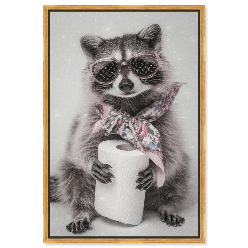 Impression sur toile Glam Roll Raccoon Bathroom Decor par Art Remedy, H 30 po x l 20 po, Cadre doré