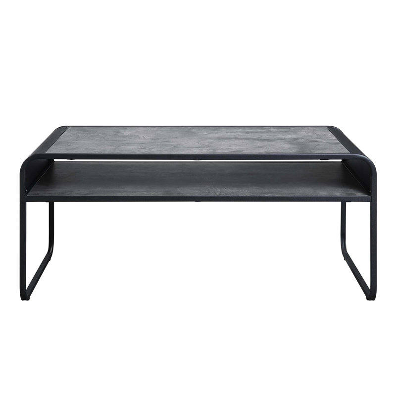 Table basse rectangulaire avec structure en métal noir, rangement ouvert et structure Kd dans un cadre industriel moderne avec finition gris béton, tablette pour le décor du salon