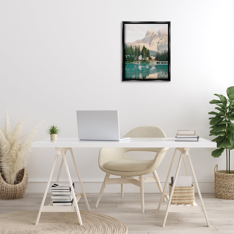 «Lakeside Cabin Landscape Floater Canvas» par Justine Milton, Cadre flottant noir de jais, H 21 po x l 17 po