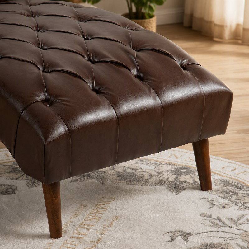 Chaise longue rembourrée élégante avec rembourrage haute densité et pieds en bouleau robustes, parfaits pour la détente et le style