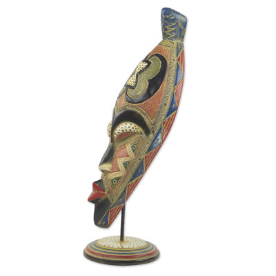 Utiliser un masque de bois africain Charlene