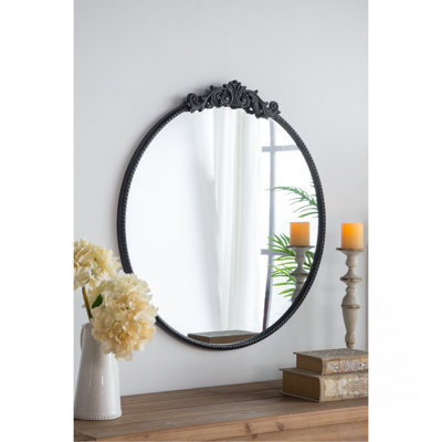 Exquis miroir d'inspiration rétro avec détails ornés et construction durable, parfait pour ajouter de l'élégance à n'importe quelle pièce