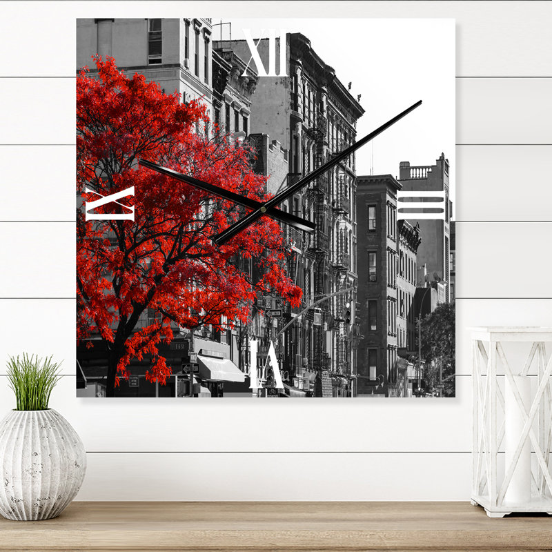 Arbre rouge sur noir et blanc New York City Street - horloge murale industrielle, Petit