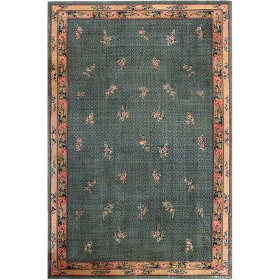 Tapis chinois surdimensionné sur fond vert antique