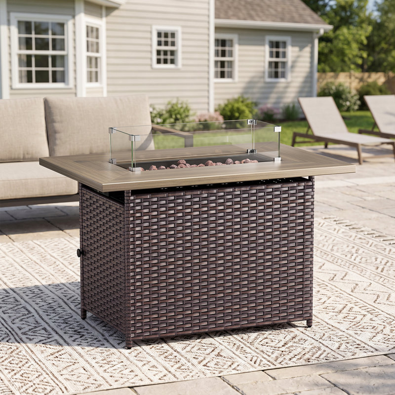 Table de foyer extérieur au propane de 50 000 BTU avec pare-vent en verre et plateau imitation bois, table foyer rectangulaire 2 en 1 en osier avec pierres de lave pour patio, terrasse, jardin