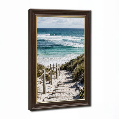 Toile en bois menant aux vagues de l'océan turquoise