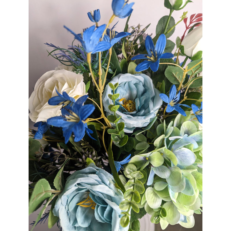 Arrangement mélangé de roses bleues et d'hortensias en soie dans un vase