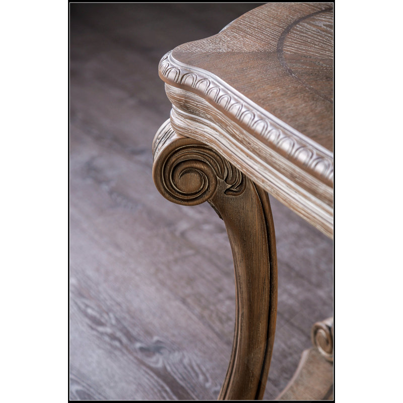 Table basse de style traditionnel avec pieds sculptés en volutes et tablette inférieure ouverte, finition chêne pour salons élégants