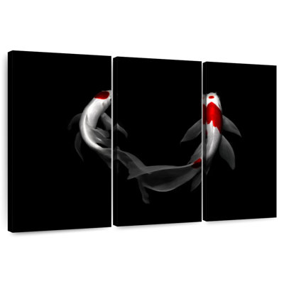 Brampt nageant des poissons kohaku koi