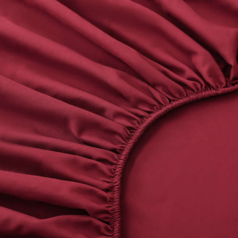 Lit quatre pièces vin rouge avec mélange de coton peau, confortable pour dormir nu, tissu de boulochage, tons de faible saturation, couverture pleine grandeur, impression sécuritaire et combinaison de teinture en nuage
