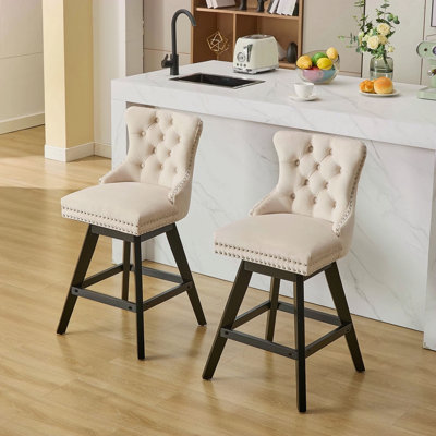 Tabourets de bar pivotants en velours avec décoration capitonnée à boutons et pieds en bois, garniture cloutée chromée, chaises de bar style loisirs, tabourets de bar, ensemble de 2