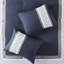 8 pièces - très grand lit, édredon bleu marine, accents brodés, motif de chambre à coucher-119384811-119384812