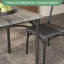 Ensemble de table de salle à manger 3 pièces pour 2 personnes, table de cuisine carrée peu encombrante avec 2 chaises rembourrées, structure en métal et panneau de fibres à densité moyenne à grain de bois, capacité de 150 livres, pour petit studio d'appartement, gris ciment