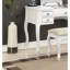 Coiffeuse moderne blanche avec tabouret, placage en peuplier, miroir ouvrant, pieds originaux, plateau supérieur pour chambre à coucher. Tabouret classique de style contemporain, blanc, contreplaqué, tiroirs, assise rembourrée.