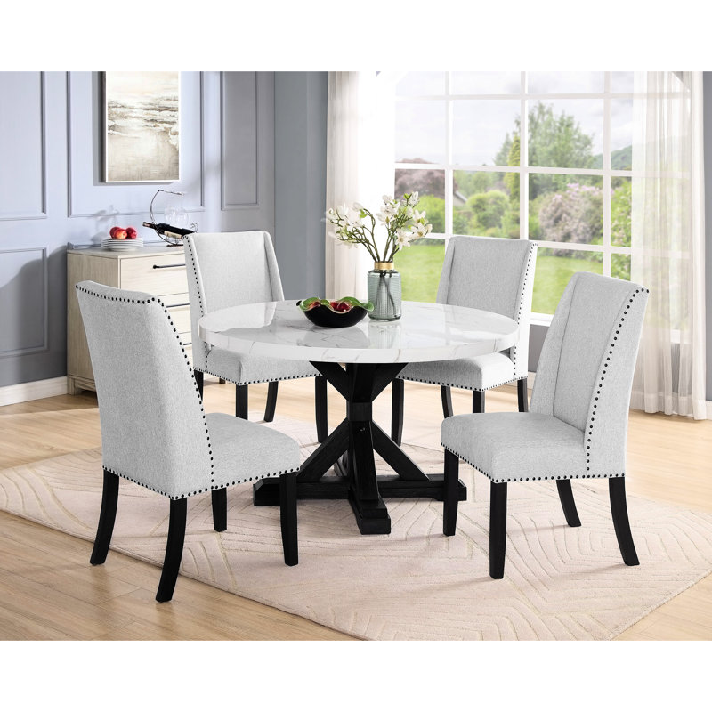 Chaise d'appoint rembourrée en tissu gris avec une qualité de fabrication, un dossier à oreilles et une garniture cloutée tendance, une finition moderne pour la salle à manger, un revêtement et un dossier élégant