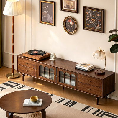 Meuble télé vintage en bois d'hévéa avec portes vitrées cintrées et plusieurs tiroirs de rangement.