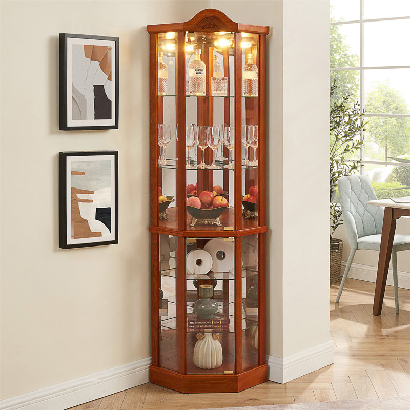 Armoire vitrée d'angle en verre avec tablettes réglables et décoration sculptée, idéale pour la présentation et le rangement dans les maisons modernes.