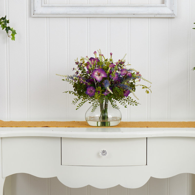 Large arrangement floral dans un vase