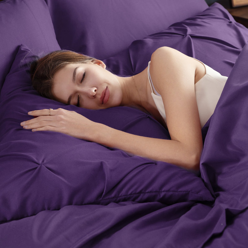 Bed-in-a-bag grand bourgogne de literie - ensemble d'édredon à plis pincés mauve avec draps, taies d'oreiller et taies décoratives (ensemble de 7)