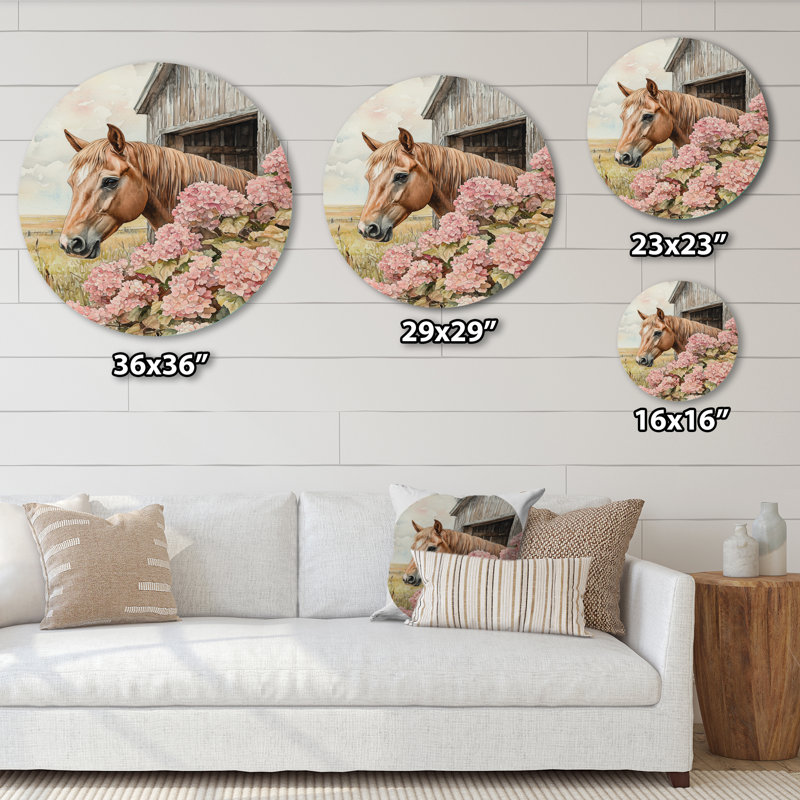 Hortensias et chevaux par la grange I - hydrangées, art mural rond en métal, H 29 po x l 29 po