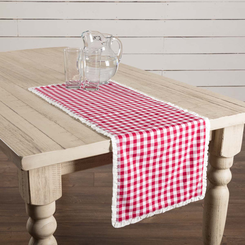 Chemin de table Festive Finds Gingham, l 13 po x L 36 po, Rouge