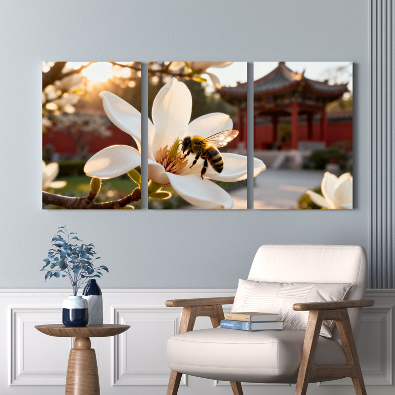 Ensemble de 3 tableaux sur toile tendue représentant une abeille sur une fleur de magnolia blanche avec un pavillon chinois traditionnel