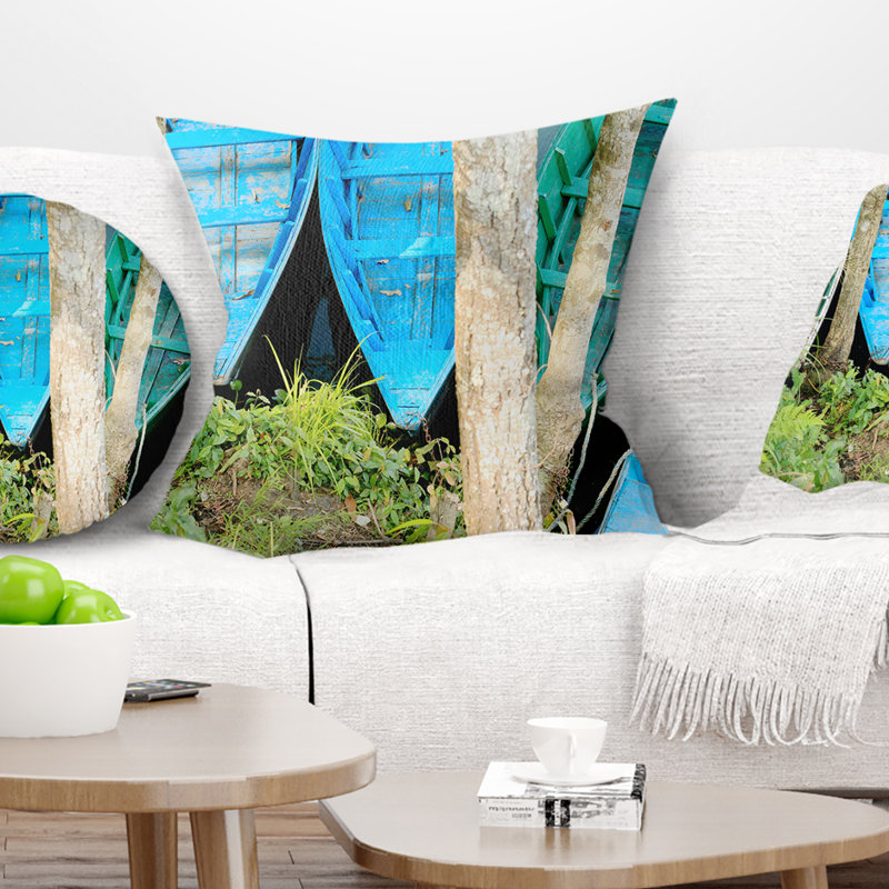 Bateaux bleus sur le lac Phewa - Coussin imprimé bateaux, 18 po x 18 po, Coussin décoratif