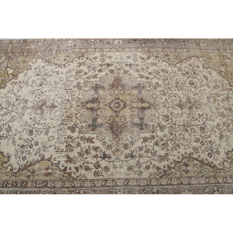 Tapis traditionnel turc beige avec un design rétro pour le salon, la chambre à coucher ou le salon