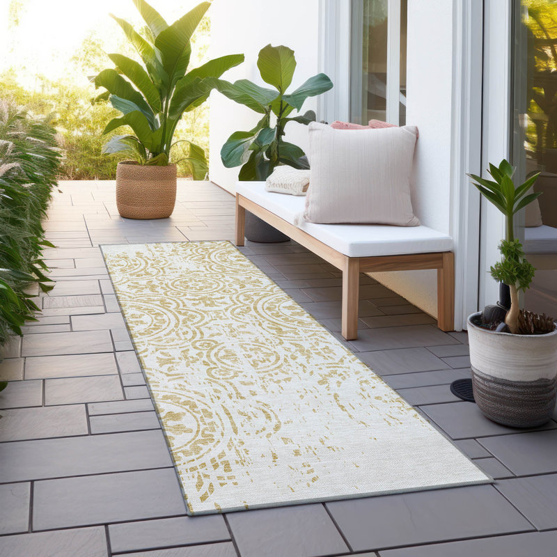 Tapis doré intérieur / extérieur en polyester tissé à la machine Lamanna, Tapis de couloir 2 pi 3 po x 7 pi 6 po
