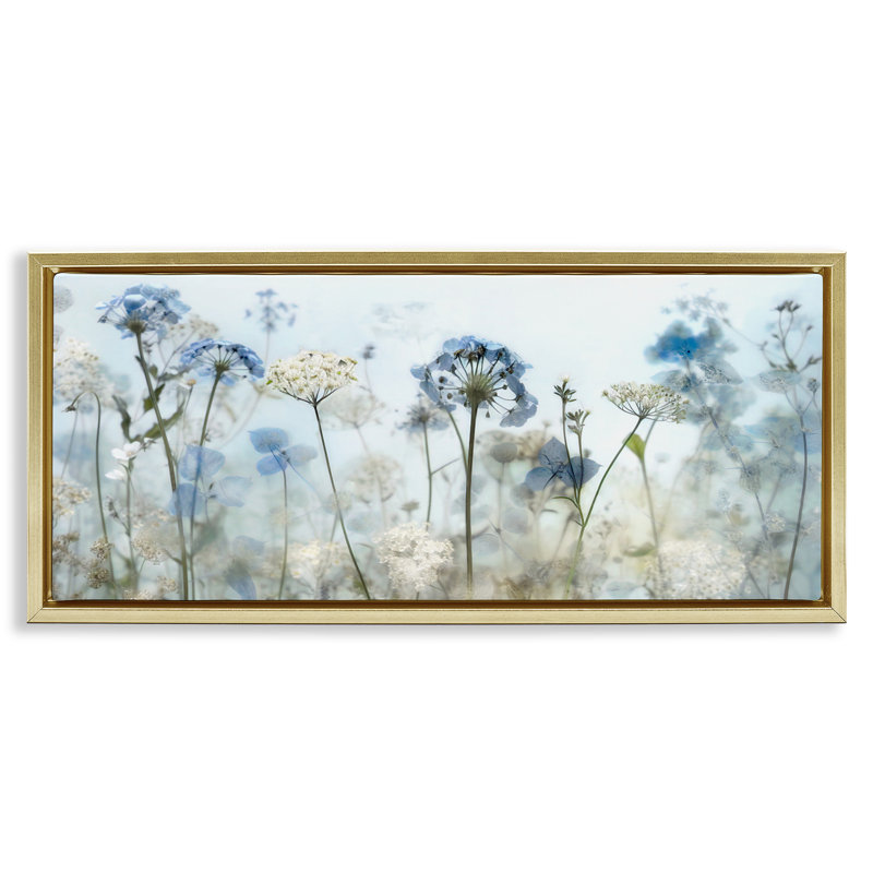 "Blue Wildflower Blooms", art mural sur toile flottante par Irene Weisz, Cadre flottant métallique doré, H 14 po x l 31 po