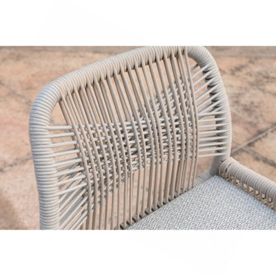 Ensemble de 2 tabourets de bar à hauteur de comptoir, corde torsadée tissée à la main deux tons blanc et jaune clair, structure en aluminium champagne avec coussins gris imperméables, chaises hautes d'extérieur pour l'extérieur Pati