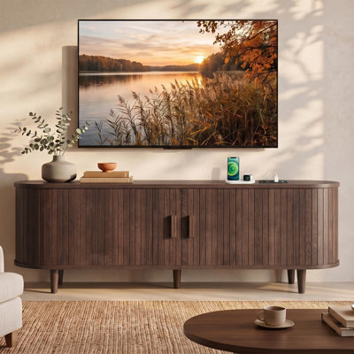 Meuble télé moderne de style Mid-Century avec prises électriques et étagères de rangement pouvant accueillir des téléviseurs jusqu'à 85 pouces, console multimédia en bois avec porte tambour pour salon et chambre, noyer