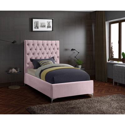 Cruz Upholstered Platform Bed