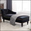 Luxueuse chaise longue en velours avec capitonnage à boutons et garniture cloutée, parfaite pour les sièges élégants et confortables