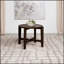 Table de bout ronde en bois massif brun foncé Mavis avec rebords encastrés et pieds en croix, durable et élégant pour tout espace de vie.