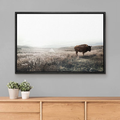 Bison Buffalo in Misty Washed Out, paysage animalier rustique, impression sur toile encadrée