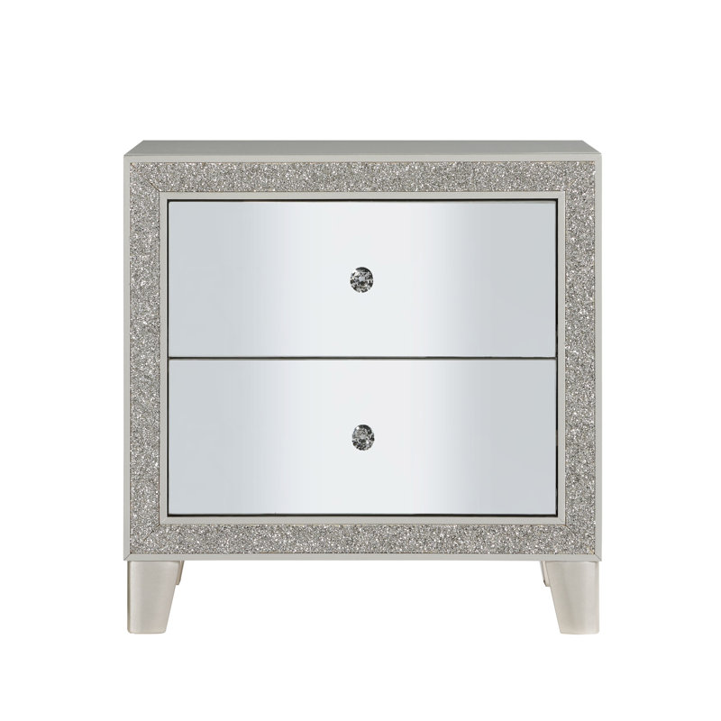 Table de chevet avec apparence de champagne en miroir et fonction élégante dans un rangement spacieux